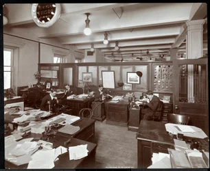 Interiørbilde av menn som bruker dikteringsmaskiner ved New York Edison Co. på 55 Duane Street, New York, 1905 (sølv gelatintrykk)